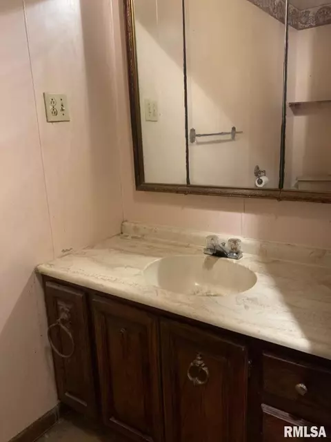 123 E Pine St, Virden, IL 62690 photo 15