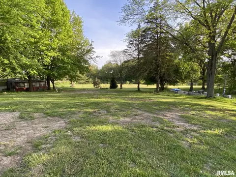 10 Lake Warren Dr, Monmouth, IL 61462