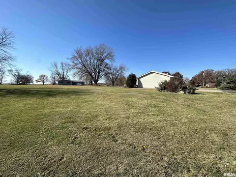 69 Bricker Cir, Avon, IL 61415 photo 4