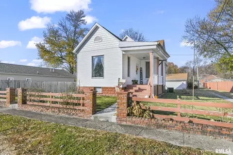 221 S Dye St, Virden, IL 62690