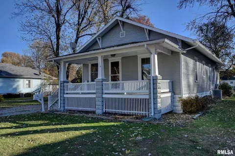 1114 W Vine St, Taylorville, IL 62568