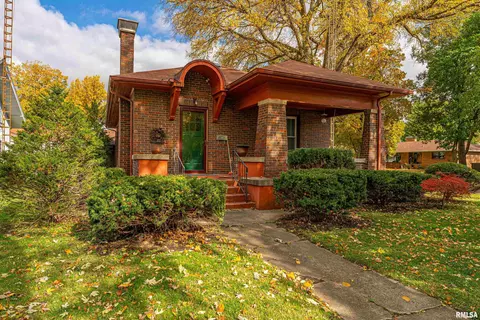 1022 Tremont St, Lincoln, IL 62656