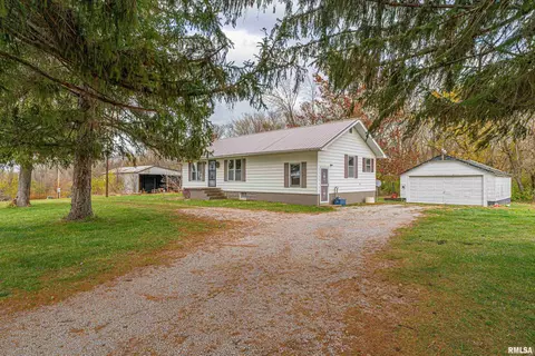 587 E 1900 N Rd, Edinburg, IL 62531