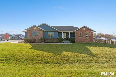 516 Harrison Dr, Mechanicsburg, IL 62545