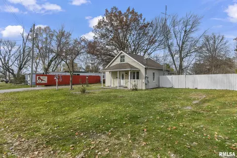818 W Madison St, Girard, IL 62640