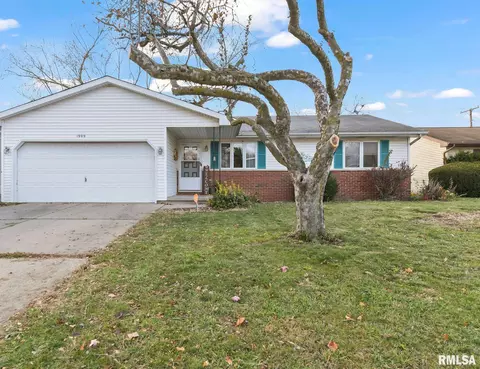 1909 Scarbrough Rd, Springfield, IL 62702