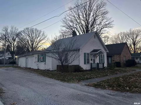 220 Dean St, Virden, IL 62690