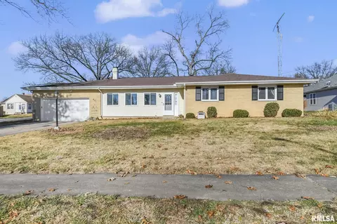 601 E Menard St, Riverton, IL 62561