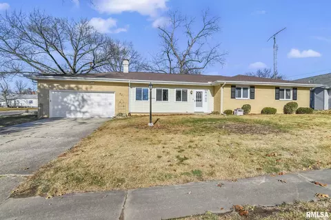 601 E Menard St, Riverton, IL 62561 photo 3
