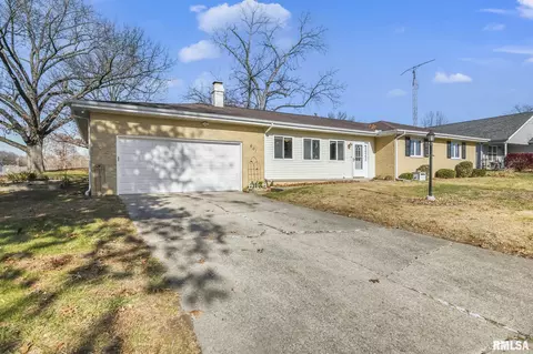 601 E Menard St, Riverton, IL 62561 photo 2