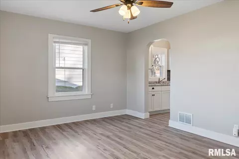 1036 N Bond St, Springfield, IL 62702 photo 4
