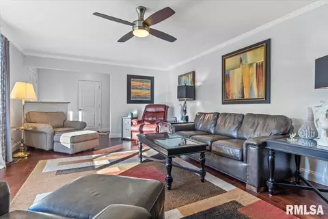 Living - 237 S State St, Greenview, IL 62642 photo 4 of 6