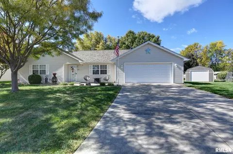 2211 White Oak Dr, Taylorville, IL 62568