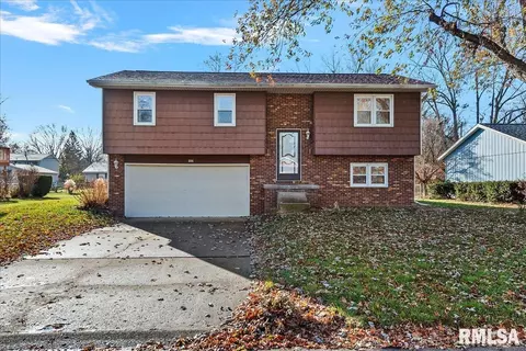 606 Timberhill Rd, Chatham, IL 62629