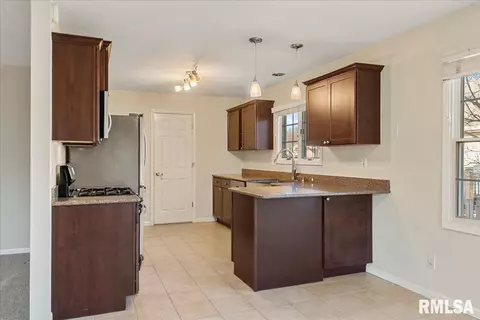2004 Burgess Dr, Springfield, IL 62711 photo 9