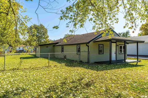 704 N Monroe St, Lincoln, IL 62656