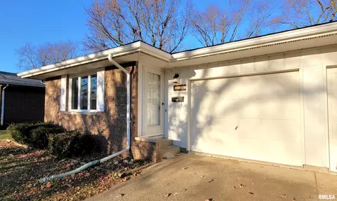 2437 Delaware Dr, Springfield, IL 62702
