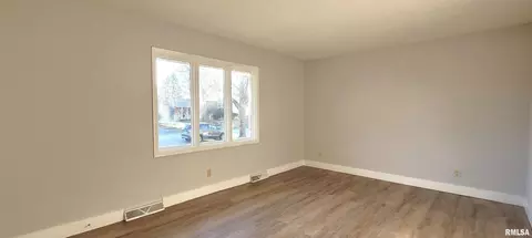 2437 Delaware Dr, Springfield, IL 62702 photo 6