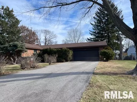 1208 Frisina St, Pawnee, IL 62558