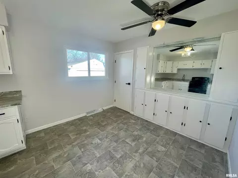 2461 E Griffiths Ave, Springfield, IL 62702 photo 4