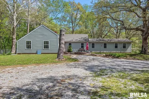 415 N Washington Ave, Thayer, IL 62689