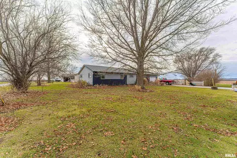 401 W Olive St, Chestnut, IL 62518 photo 2