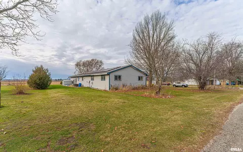 401 W Olive St, Chestnut, IL 62518 photo 22