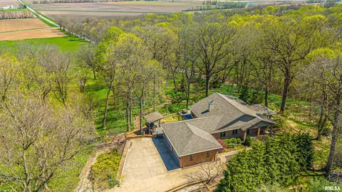 8 Governors Dr, Elkhart, IL 62634
