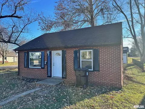 10 Carter Dr, Jacksonville, IL 62650