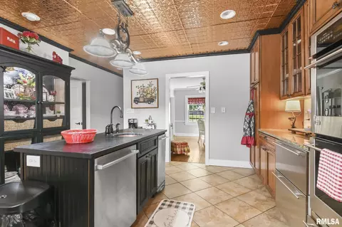 Kitchen - 42 Hazel Dell Ln, Springfield, IL 62712 photo 7 of 9