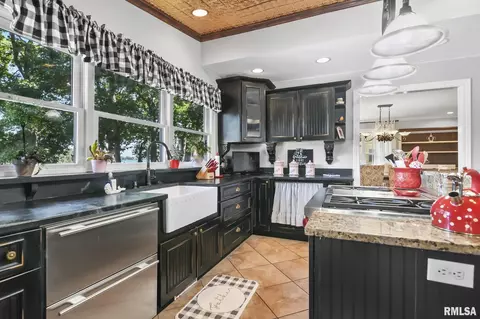 Kitchen - 42 Hazel Dell Ln, Springfield, IL 62712 photo 6 of 9