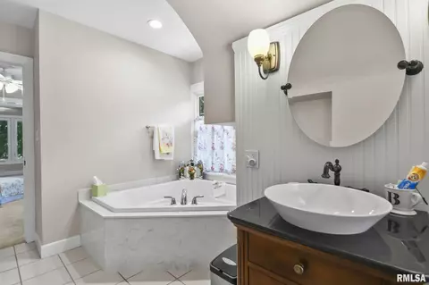 Bath - 42 Hazel Dell Ln, Springfield, IL 62712 photo 3 of 6