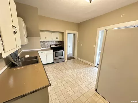 104 E School St, Camp Point, IL 62320 photo 9