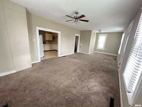 104 E School St, Camp Point, IL 62320 photo 4
