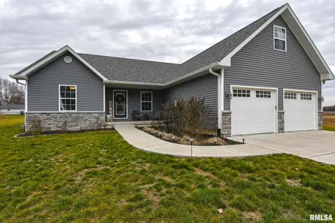 11 Lucas Ln, Taylorville, IL 62568