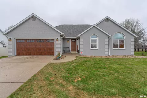23 Westminster Dr, Lincoln, IL 62656