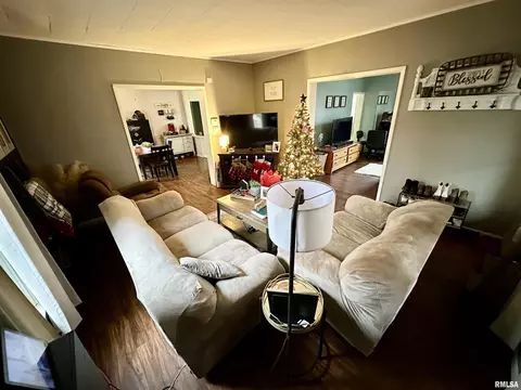 1109 E 5th St, Beardstown, IL 62618 photo 6