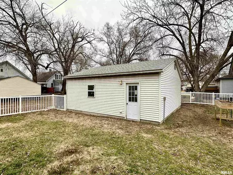 1109 E 5th St, Beardstown, IL 62618 photo 2