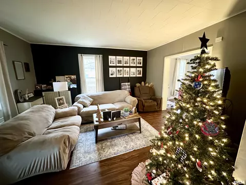 1109 E 5th St, Beardstown, IL 62618 photo 4