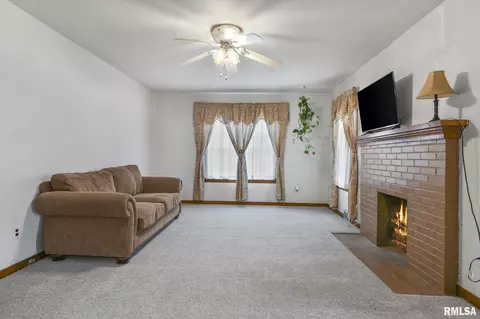 3253 S 6th St, Springfield, IL 62703 photo 5