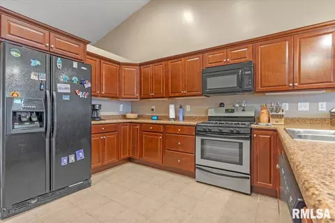 406 E Spruce St, Chatham, IL 62629 photo 10