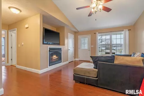 406 E Spruce St, Chatham, IL 62629 photo 5