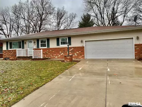 19 Crestwood Dr, Jacksonville, IL 62650