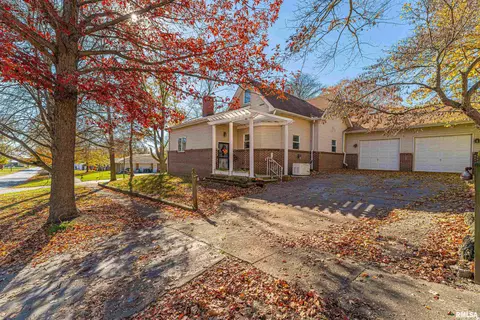 220 S Vine St, Mount Pulaski, IL 62548