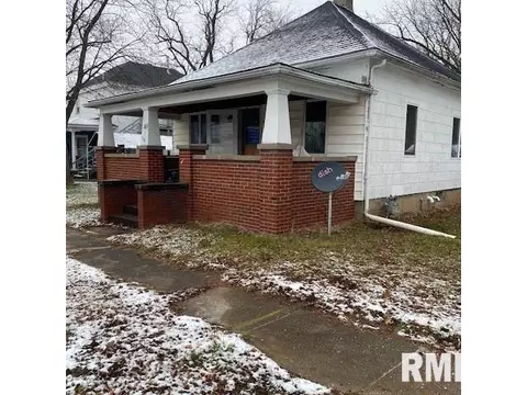 105 S 1st St, Oakford, IL 62673