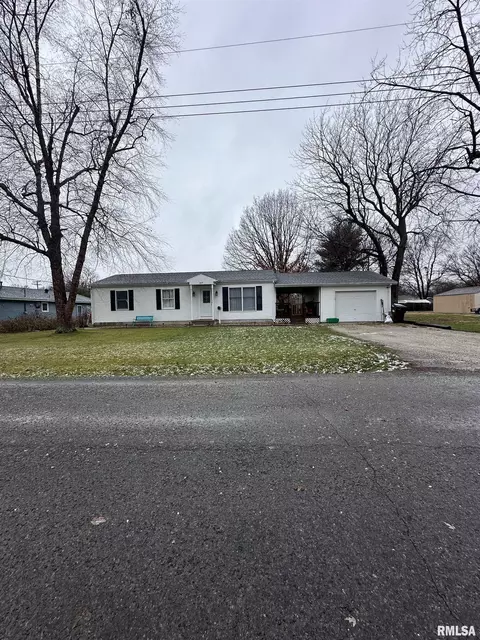 609 N Lawn Ave, Taylorville, IL 62568