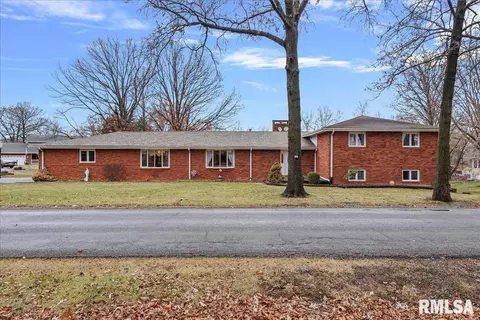 9 Buena Vista Ct, Taylorville, IL 62568
