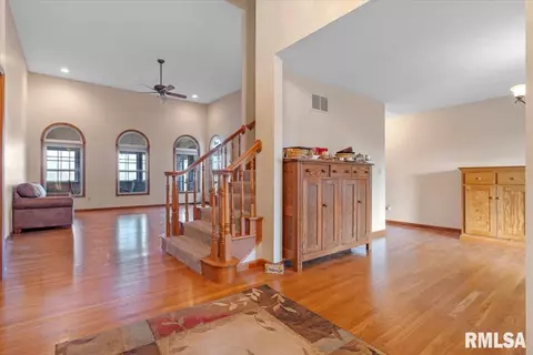7204 Wentworth Dr, Springfield, IL 62712 photo 2