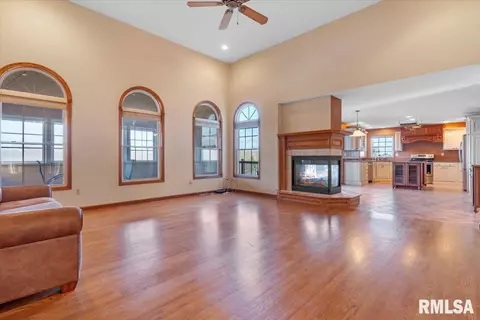 7204 Wentworth Dr, Springfield, IL 62712 photo 3