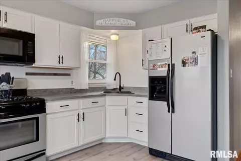 1601 N Schrader Ave, Springfield, IL 62702 photo 8